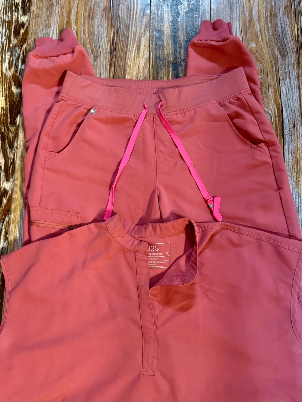 🎀 FIGS Rafaela Top + Zamora Jogger Set – Quartz 🎀 - Picture 4 of 4